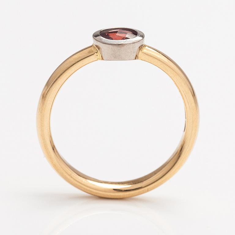 An 18K gold ring with a garnet. A Tillander, Helsinki 2008.