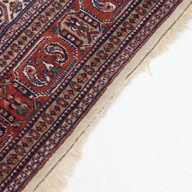 An oriental carpet, approx. 286 x 200 cm.