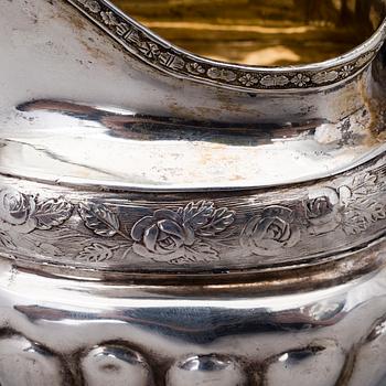 A SILVER COFFE POT AND CREAMER, Moscow 1828 and St:Petersburg 1836, total weight 750 g.