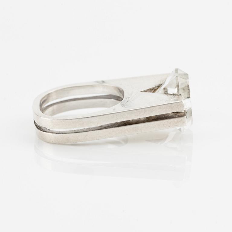 Rey Urban, brosch samt ring, silver med bergkristall.