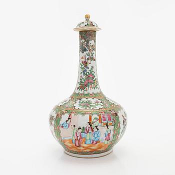 A famille rose Canton vase with cover, Qing dynasty, late 19th century.