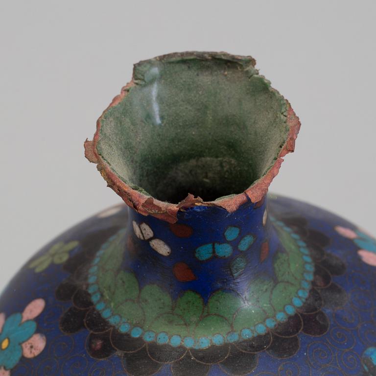 VASER, ett par, cloisonné. Kina, 1900-tal.