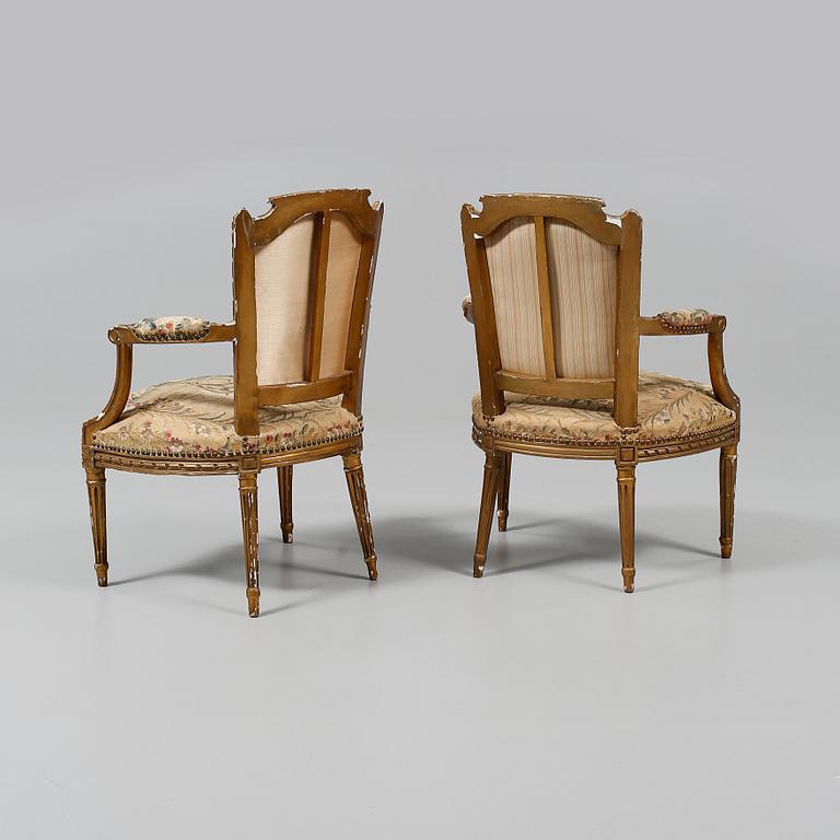 KARMSTOLAR, ett par, Louis XVI-stil, omkring sekelskiftet 1800/1900.
