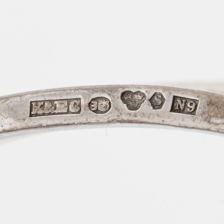 Tiara silver med vita stenar.