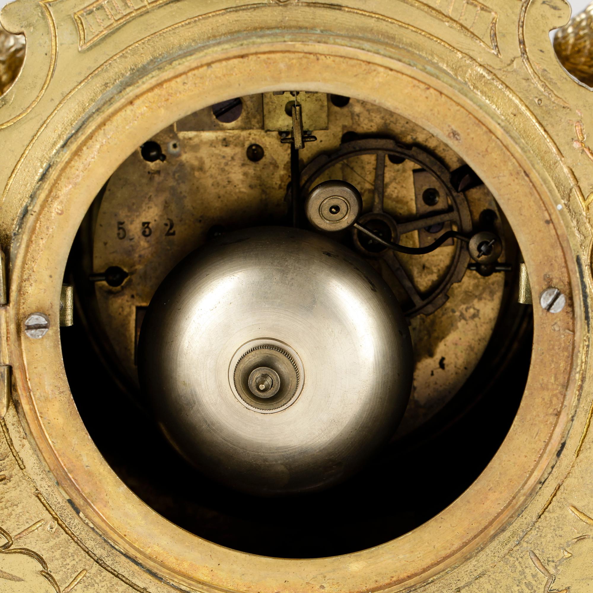 GARNITYR MED BORDSPENDYL OCH ett par KANDELABRAR, mässing, porslin, Louis XVI-stil, sannolikt omkring sekelskiftet 1900.