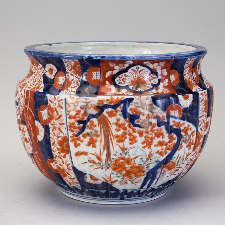 A japanese imari flower pot Meiji(1868-1912).