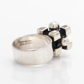 Pentti Sarpaneva, sormus, hopeaa. Turun Hopea, Åbo 1969.