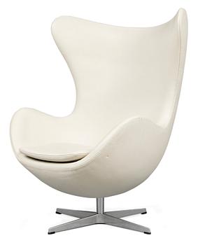753. An Arne Jacobsen "Egg" off-white leather  and aluminium lounge chair, for Fritz Hansen, Denmark 2006.