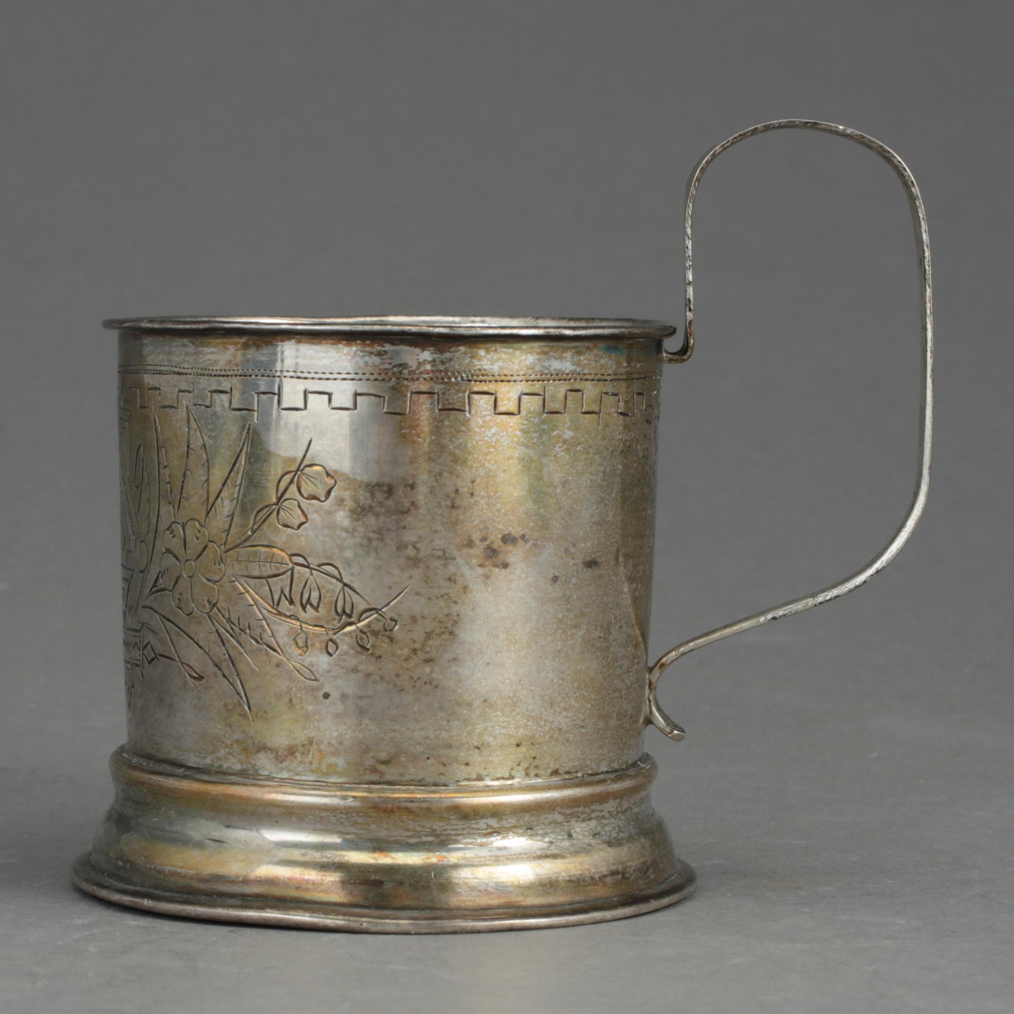 TEGLASHÅLLARE, silver, kontrollmästare Lev Fridrikhovitch Oleks, Moskva, 1889. Vikt ca 114 gram.