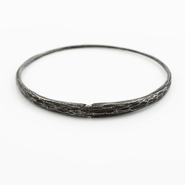PA Lundahl-Terrs, a necklace and a bracelet, iron and round brilliant-cut diamonds.