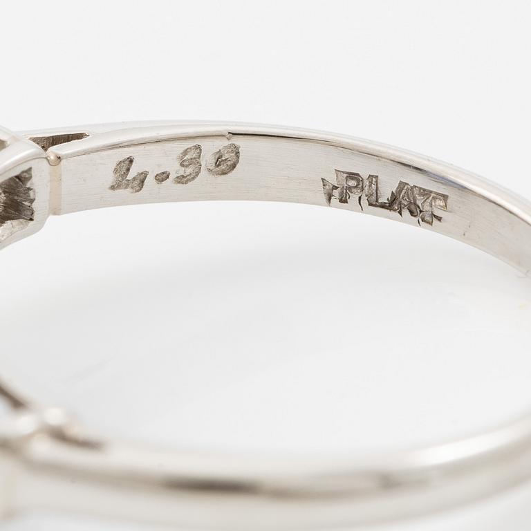 Ring platina med safir och baguetteslipade diamanter. Medföljande report GCS.
