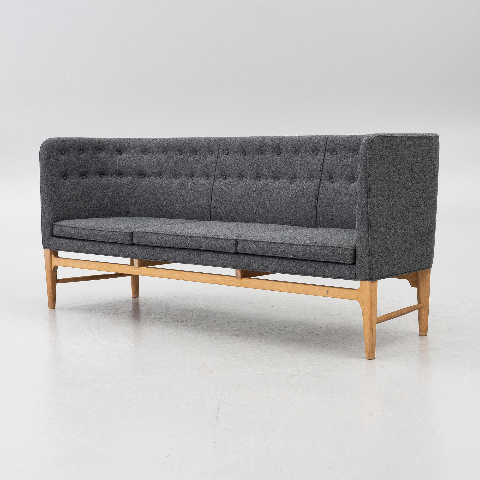 Arne Jacobsen, & Flemming Lassen, Soffa, ”Mayor AJ5”, &Tradition, Danmark, 2000-tal.