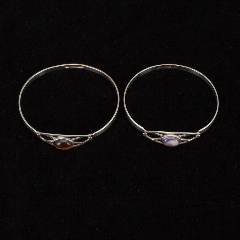ARMBAND, 2 st, silver, ametist samt tigeröga. Åbo 1962 och 1966.