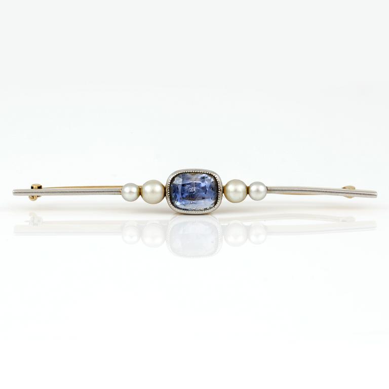 BROSCH, 18K guld & silver/platina med safir, ca 3.60 ct och 4 orientaliska pärlor. Vikt ca 7 g.
