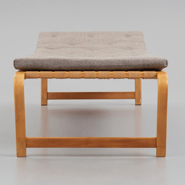 Bruno Mathsson, a Swedish Modern 'Paris' beech daybed, Firma Karl Mathsson Värnamo Sweden, 1940's.