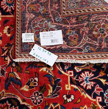 A carpet, Kashan, ca. 280 x 173 cm.