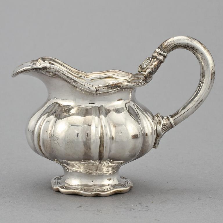 GRÄDDKANNA samt SÅSSLEVAR, 2 st, silver, bl a William Lyon, Göteborg, 1800-tal. Vikt 385g.