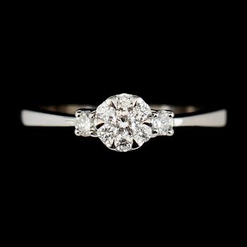 RING, 14K vitguld, briljantslipade diamanter. Vikt ca 3 g.