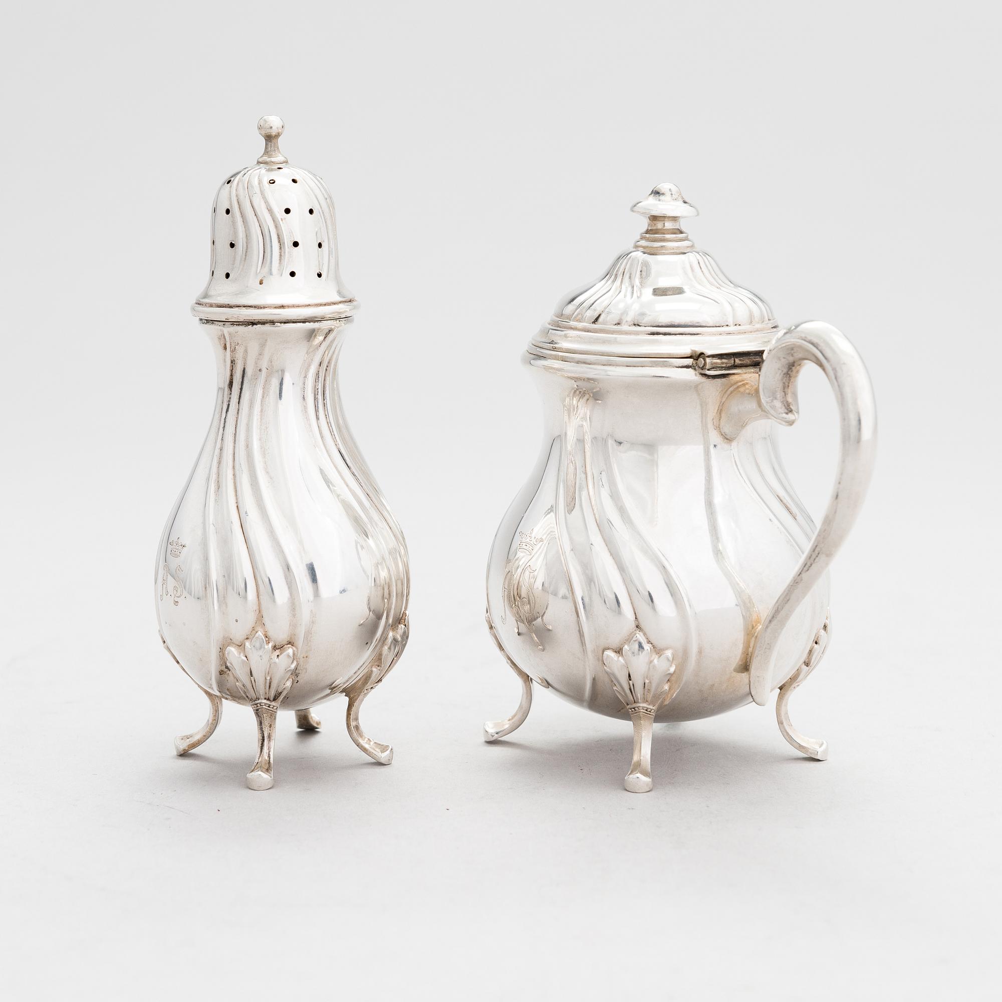 Ströare och senapsburk, silver, kontrollstämplad A. Tillander, Helsingfors 1926.