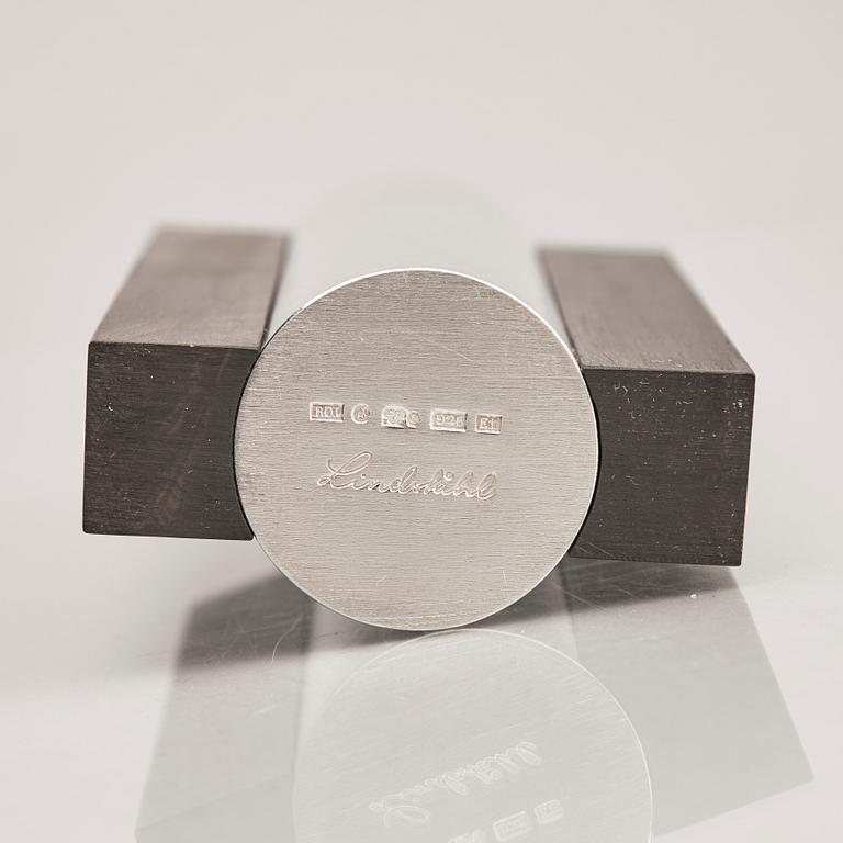 Rolf Lindståhl, sterling silver och ädelträ, Stockholm 2003.