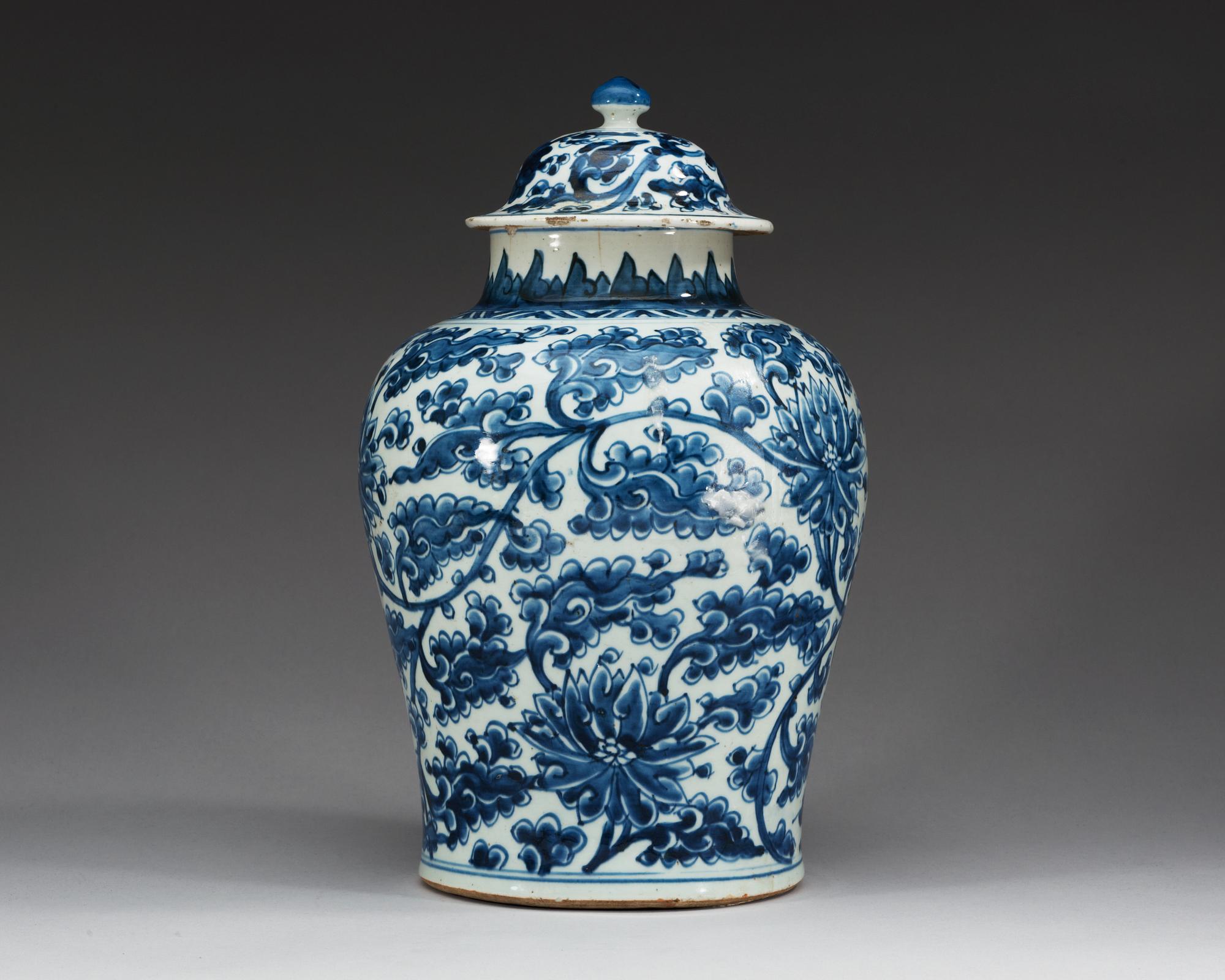 A blue and white jar with cover, Qing dynasty, Kangxi (1662-1722).