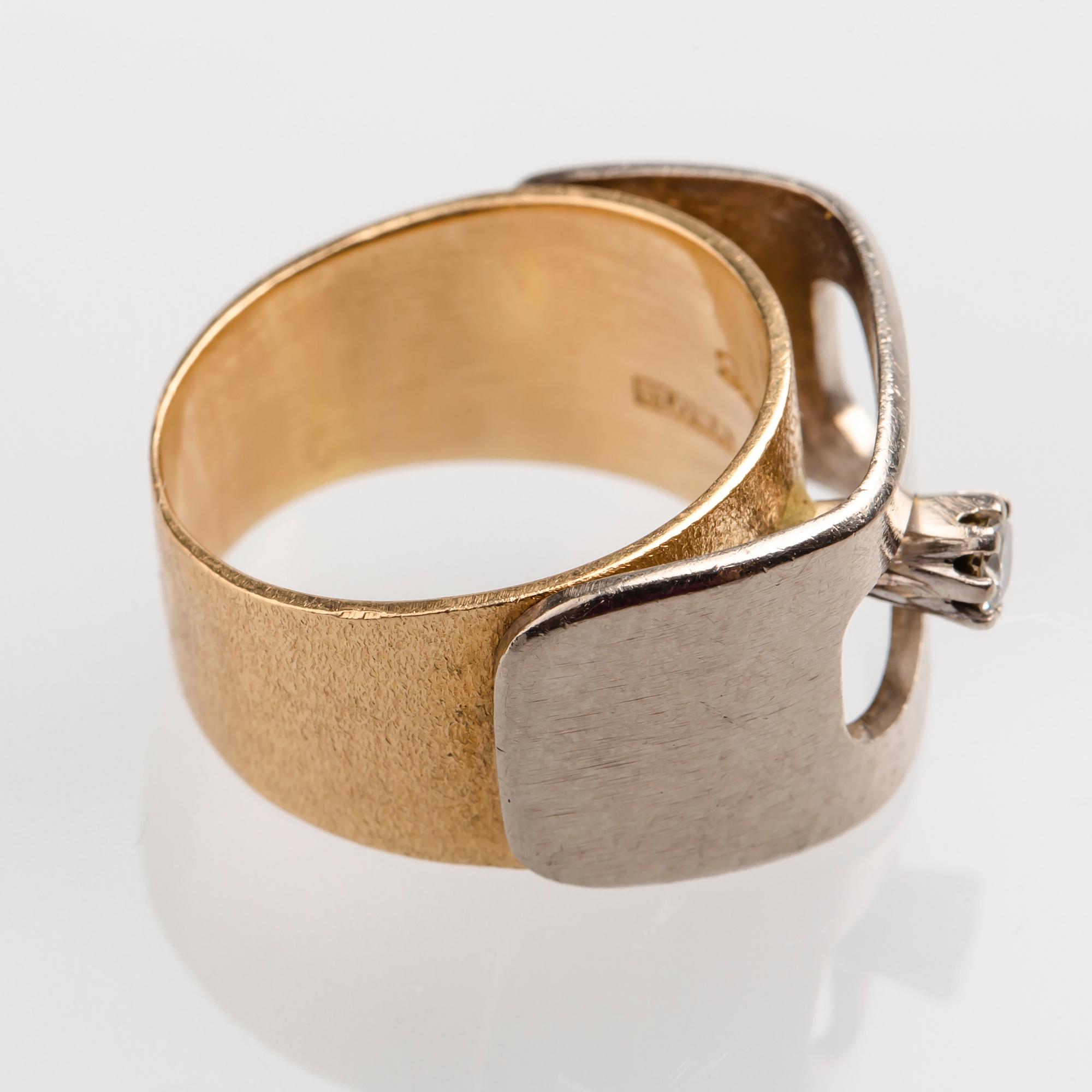 RING, 18 K guld samt vitguld med briljantslipad diamant, ca 0.10 ct. Elon Arenhill, Malmö, 1976. Vikt ca 11 g.