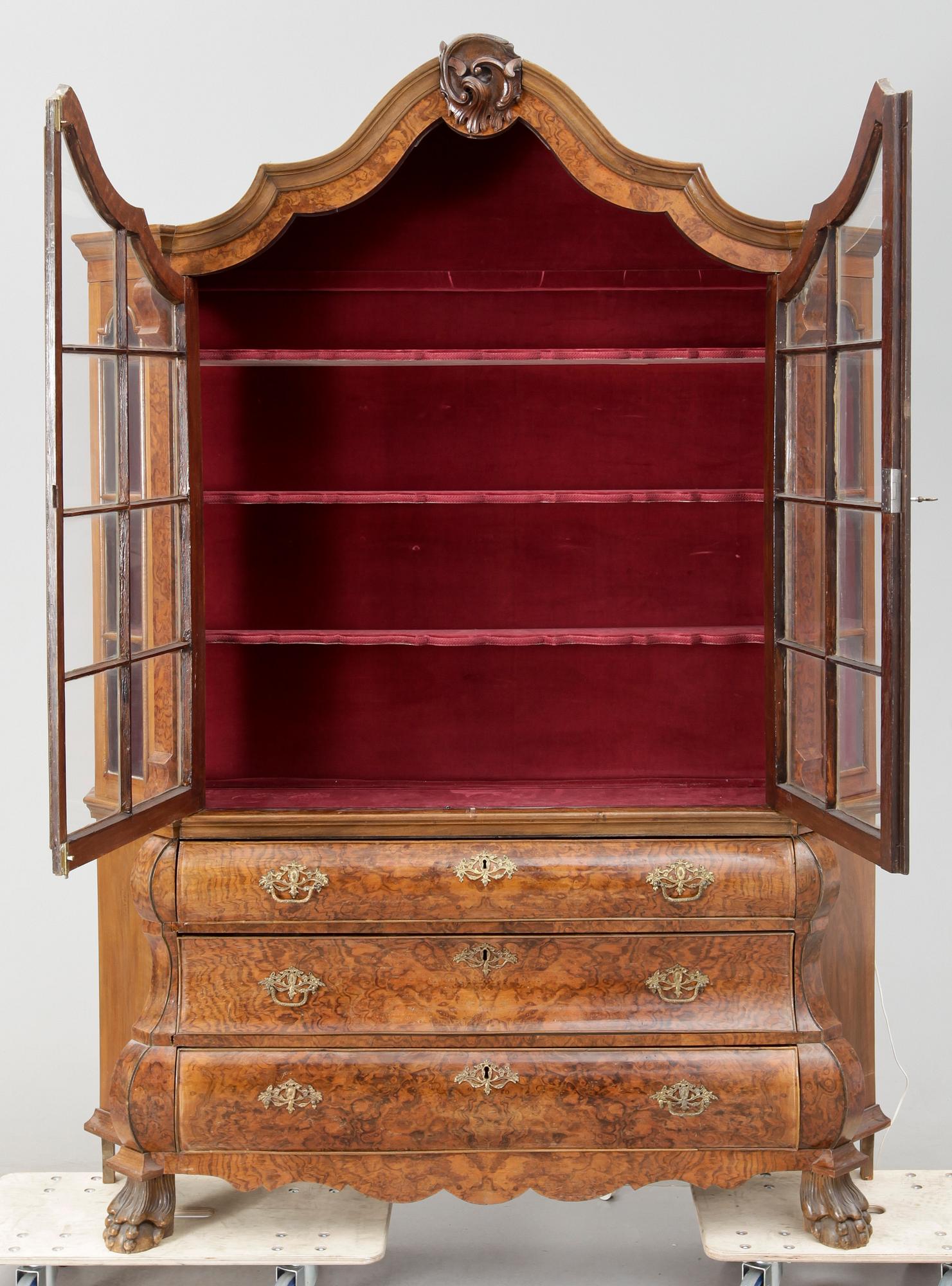 VITRINSKÅP, senbarockstil, 1800/1900-tal.