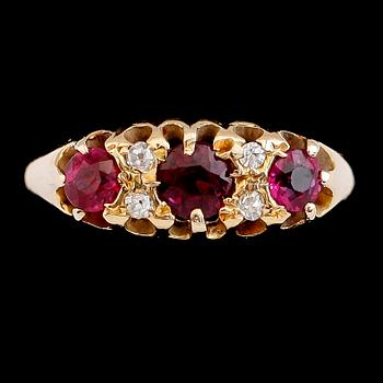 RING, 18 k guld med diamanter och röda stenar, England, 1900-talets första hälft. Total vikt ca 3 gram.