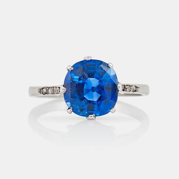 1116. A unheated Ceylon sapphire, ca 2.63 cts, ring. Old-cut diamonds, total carat weight circa 0.08 ct.