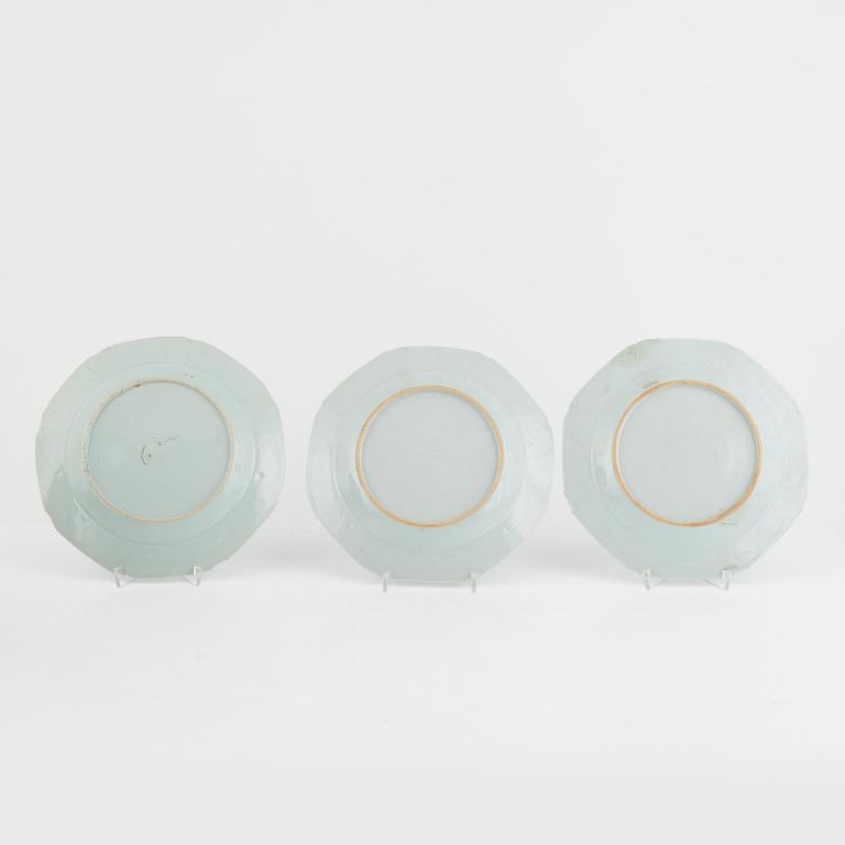 A group of 17 Chinese blue and white plates and a tureen dish, Qing dynasty, Qianlong (1736-95) and Jiaqing (1795-1820).