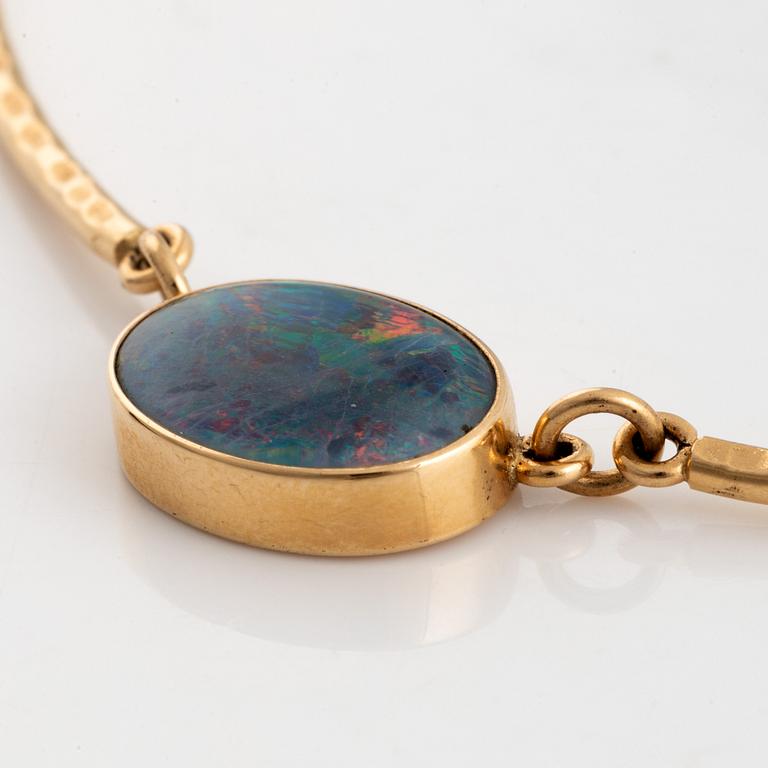 18K gold and opal necklace.