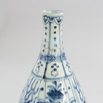 A Chinese blue and white kraak porcelain 'flying horse' bottle vase, Ming dynasty, Wanli (1572-1620).