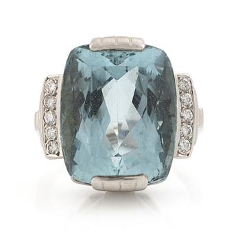 527A. Cocktail ring 18K white gold with aquamarine and round brilliant-cut diamonds.