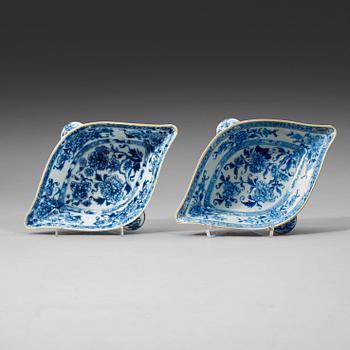 356. A pair of blue and white sauce boats, Qing dynasty, Yongzheng (1723-35).