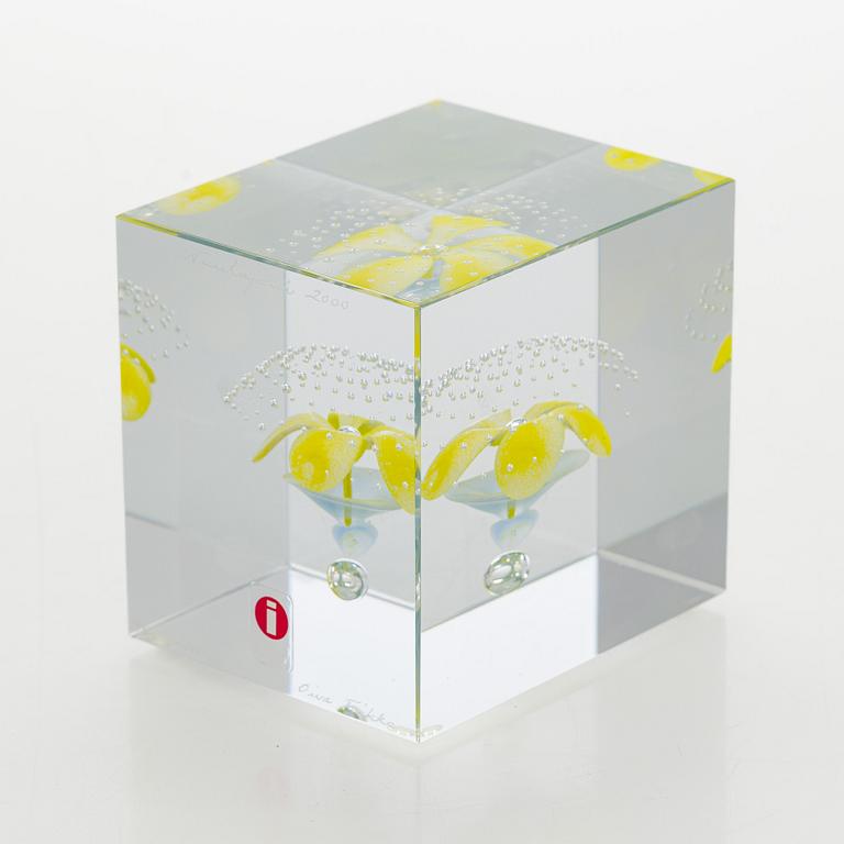 Oiva Toikka, an annual glass cube 2000, signed Oiva Toikka Nuutajärvi 2000, 960/2000.