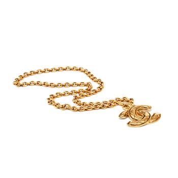335. CHANEL a gold colored chain with pendant.