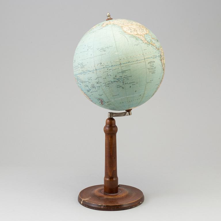 A globe by Dr H Fischer for Wagner & Debes in Leipzig, first half of the 20th century.
