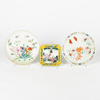 Two porcelain dishes and a jar with cover. An enamel on copper coaster and cigarette case. China, late Qingdynasty/20th.