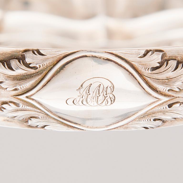 AN ENGLISH SWINGHANDLE BASKET, silver, London 1828.