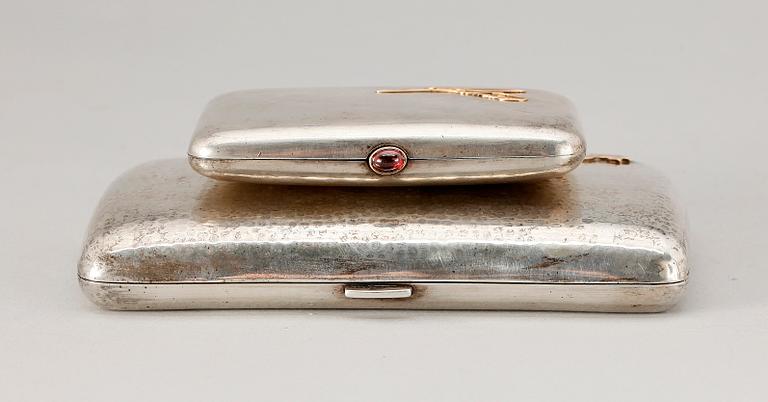 CIGARRETUI samt CIGARETTETUI, silver, bl.a. Cg Hallberg 1918. Tot vikt ca 365 gram.