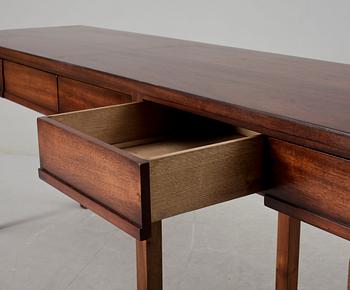 SIDEBOARD, Engelsk stil, 1900-talets andra hälft.