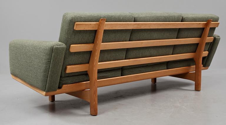 SOFFA, "GE 236/3", Hans Wegner, 1900-talets tredje kvartal.