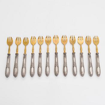 A set of twelve oyster forks, handles in silver, France, first half of the 20th century.