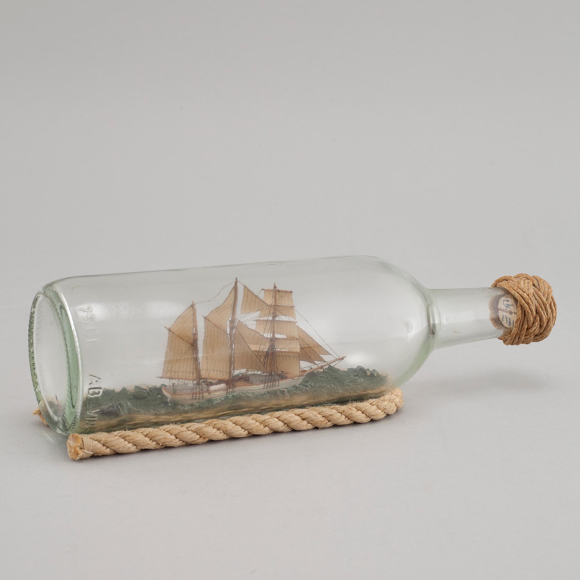 FLASKSKEPP, i glasflaska, 3 st, 1900-talets senare del.