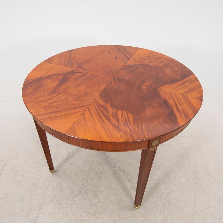 A mid 1900s Gustavian style mahogany dining table.