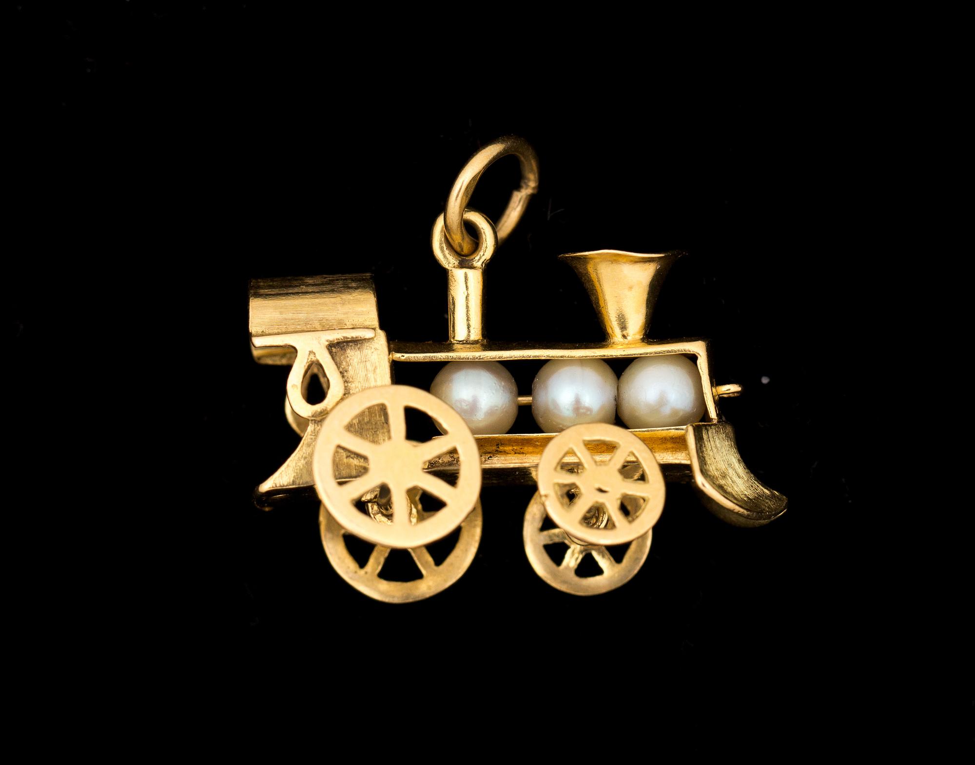 BERLOCK, 18 k guld med 3 odlade pärlor. Vikt ca 11 g.