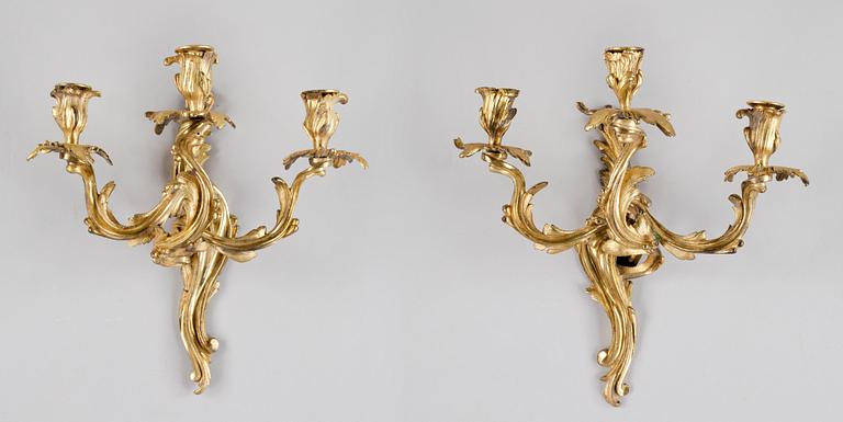 APPLIQUER, ett par, mässing,Louis XV-stil, troligen Frankrike och 1800-tal.