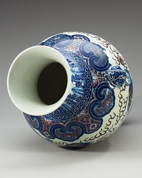PRAKTVAS, porslin. Qing dynastin med Qianlongs sigillmärke.