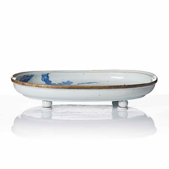 A blue and white tray, Qing dynasty, 19th Century.