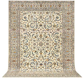 A Kashan carpet, a. 389 x 287 cm.